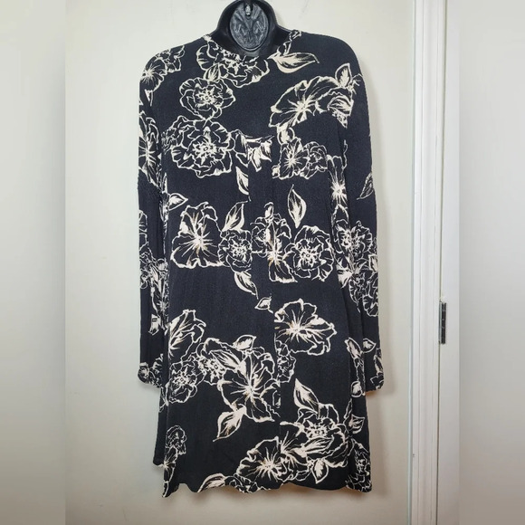 Free People Over Sized Black and White Hibiscus Swing Tunic Dress sz XS - Picture 3 of 9